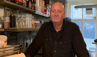 Mike tekent geen contracten met leveranciers