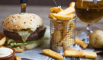 Zoveel kost een hamburger gemiddeld in Nederland dit jaar