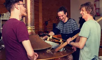 Utrechtse bierclub, brouwer en slijter samen aan de ketels