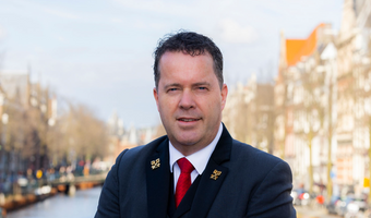 Hoofdconciërge NH Barbizon Palace ontvangt tweede VP-schap van Les Clefs d’Or