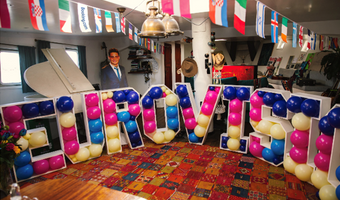 Booking.com en Douwe Bob bieden fans Eurovisie Songfestival kijkervaring