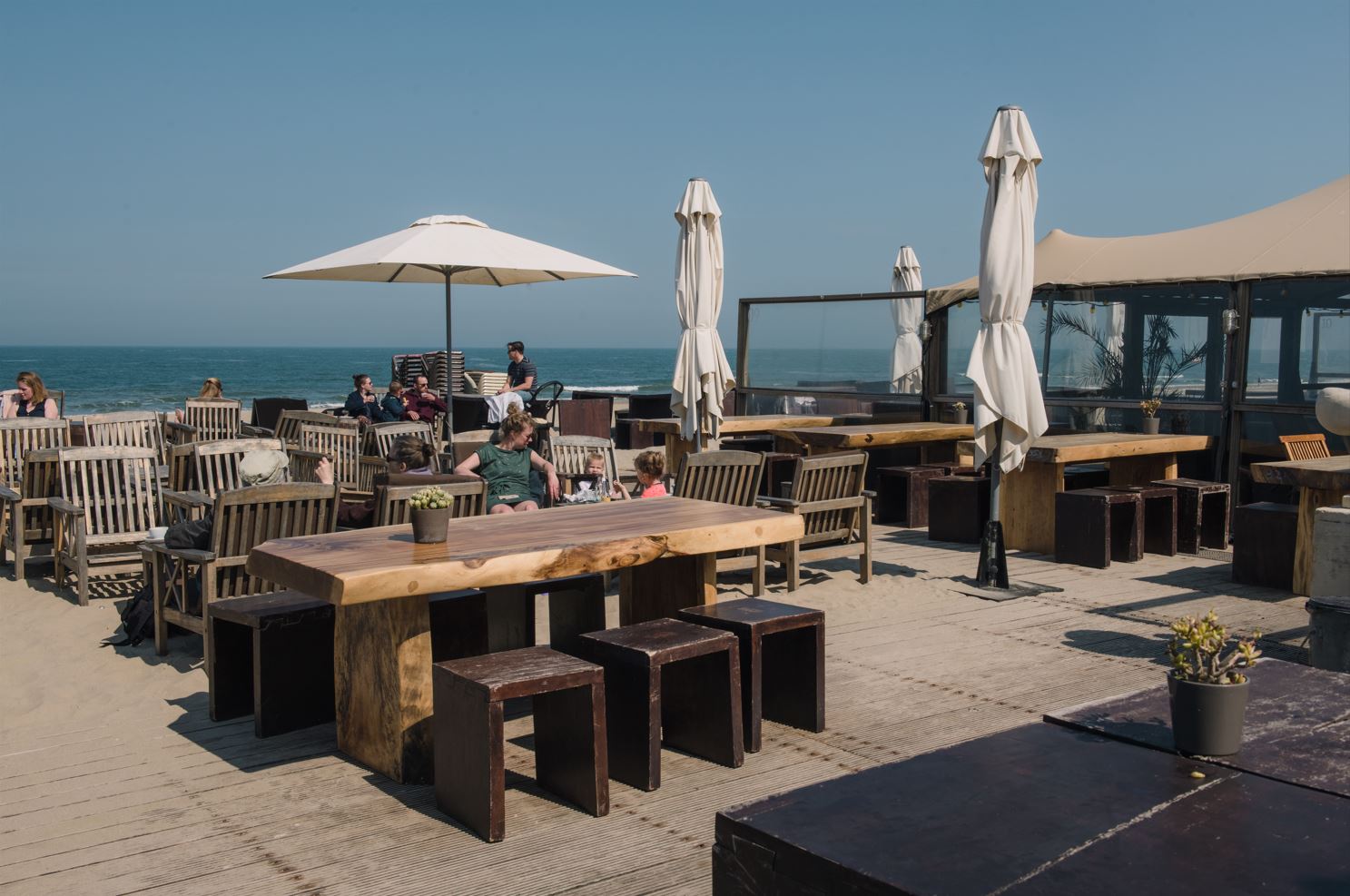 ABN AMRO: Verplichte op- en afbouw zit verduurzaming strandpaviljoens in de weg