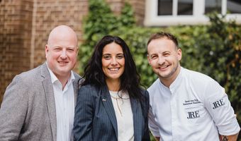 Marko Karelse stelt twee nieuwe leden voor tijdens Pers en Partnerlunch JRE