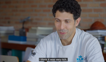 KLM-passagiers ontmoeten chef-kok Rodrigo Oliveira aan boord tijdens vlucht naar Amsterdam