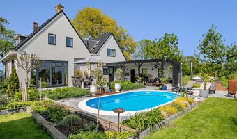 B&B te koop: Vrijstaand woonhuis met zwembad op perceel van 1465 m²