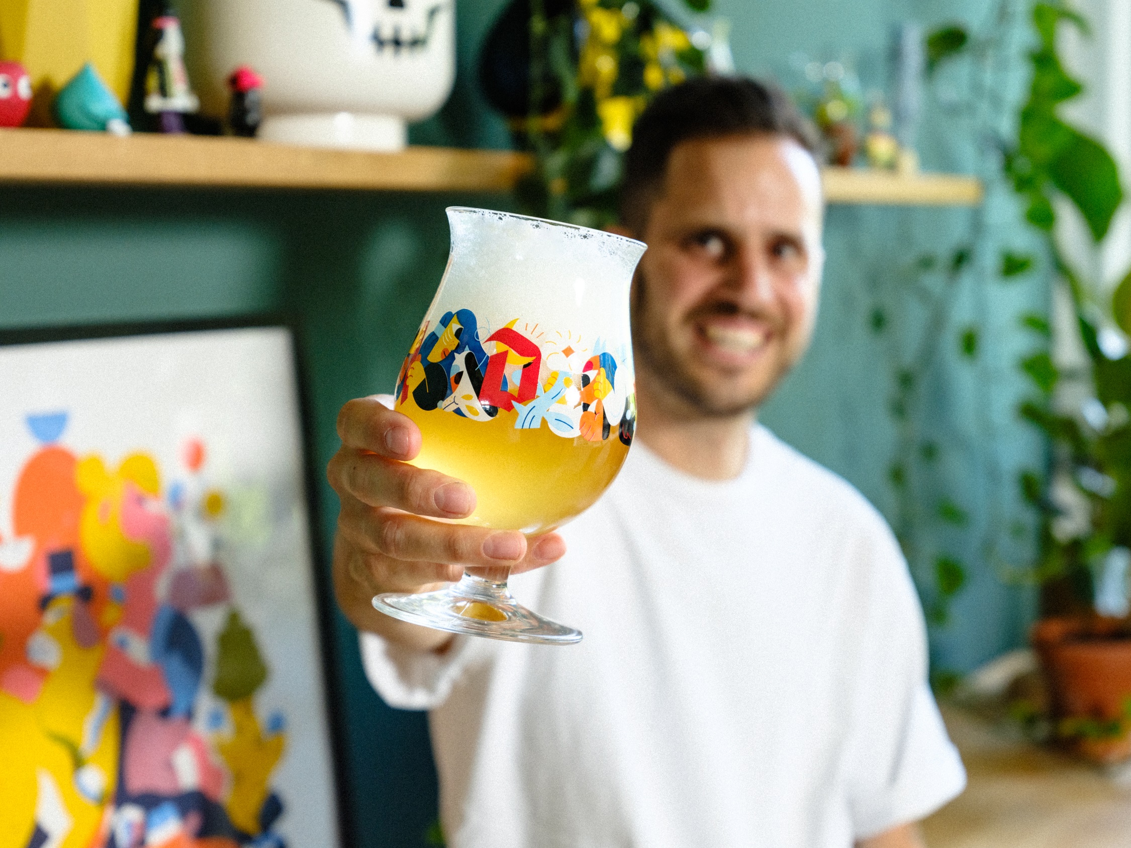 De kunst van het vieren: kleurrijke illustraties sieren Duvel designerglas 2023