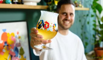 De kunst van het vieren: kleurrijke illustraties sieren Duvel designerglas 2023