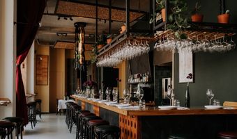 Van Nederlandse bodem tot wereldse verleidingen: het verhaal van Wijnbar Vindict in Amsterdam-Noord