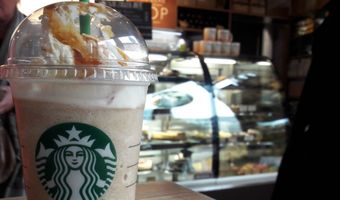 "Voer minimum toeslag van 25 cent in voor plastic wegwerpbekers en voedselverpakkingen"