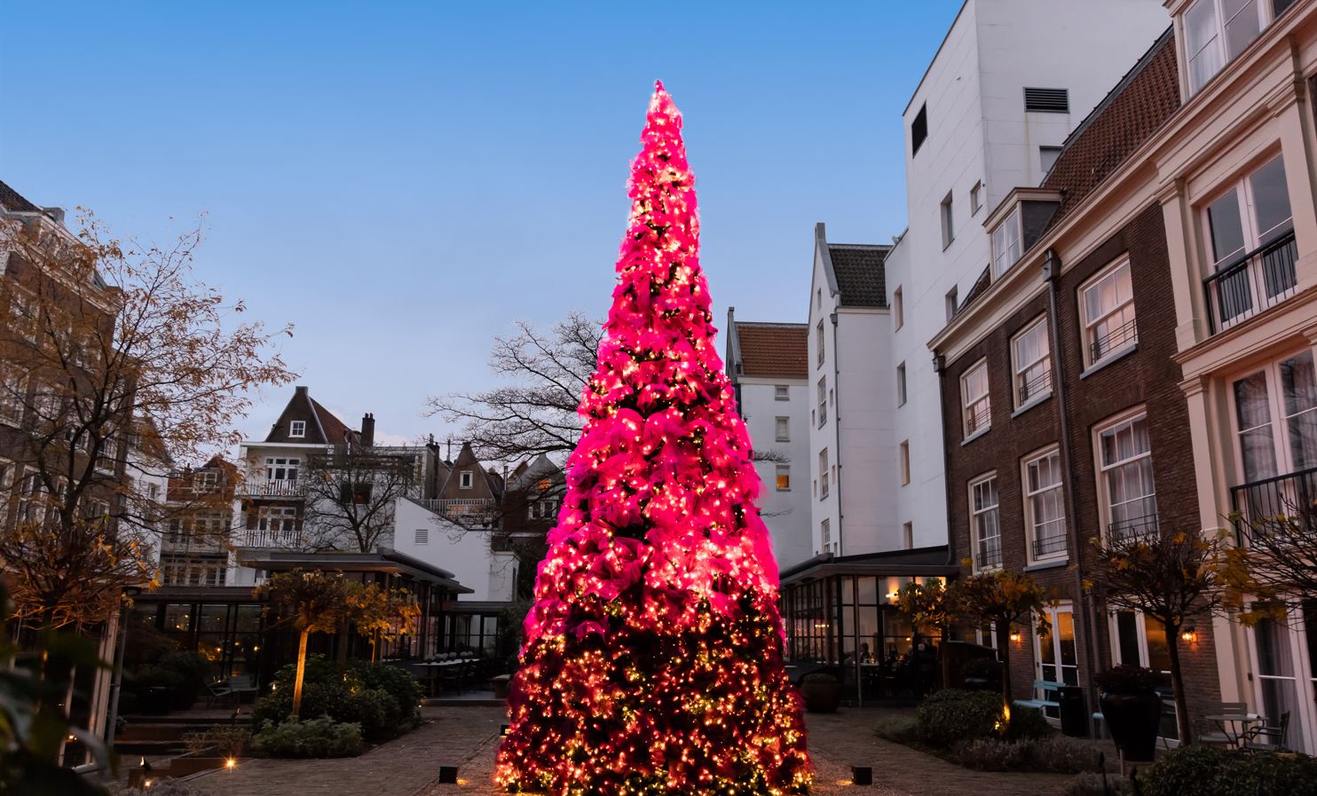 Roksanda ontwerpt deze kerstboom voor Pulitzer Amsterdam