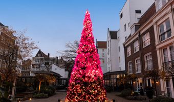 Roksanda ontwerpt deze kerstboom voor Pulitzer Amsterdam