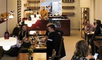 Zweden en Indonesië: Kafé Kontrast brengt twee werelden naar Amsterdam