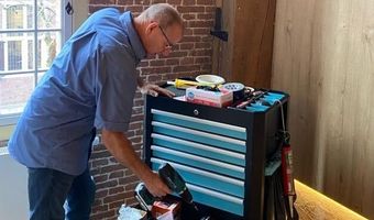 Gepensioneerden van KlusHeeren vullen tekort technici aan bij Hotel Arsenaal