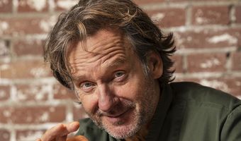 Tweesterrenchef Dick Middelweerd lanceert de week van het worstenbroodje