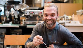 Michael van Eekeren opent koffiebar met yogahub in De Bilt