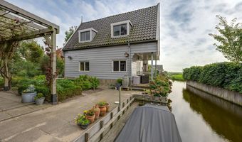 B&B te koop: Woonhuis en B&B met aanlegsteiger in de tuin