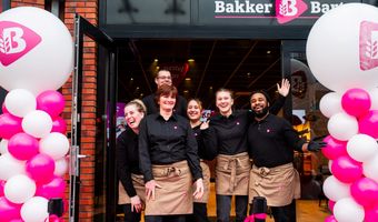 Vernieuwde Bakker Bart in Alkmaar heropent met bestelzuilen