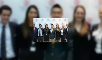 Studenten hotelschool werken met CEOs