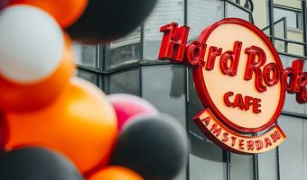 Hard Rock Cafe Amsterdam viert 25-jarig bestaan met speciale toevoeging aan collectie