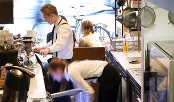 Deel horecalonen stijgt per 1 juli 2024 naar nieuw minimumloon