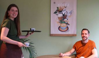 Livio Rüssli & Charlotte Peet stralen als nieuwe bagelbazen