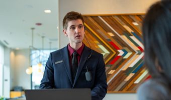 Portofoons belangrijk door personeelstekort