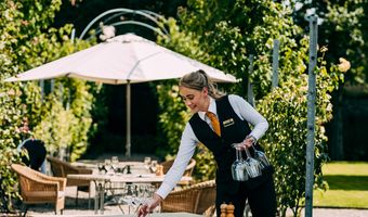 La Vie en Rosé: unieke zomerse wijn-spijslunch in binnentuin Grand Hotel Karel V