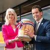 Mona Keijzer ontvangt eerste ‘haringvaasje’ bij Leonardo Royal Hotel Den Haag Promenade