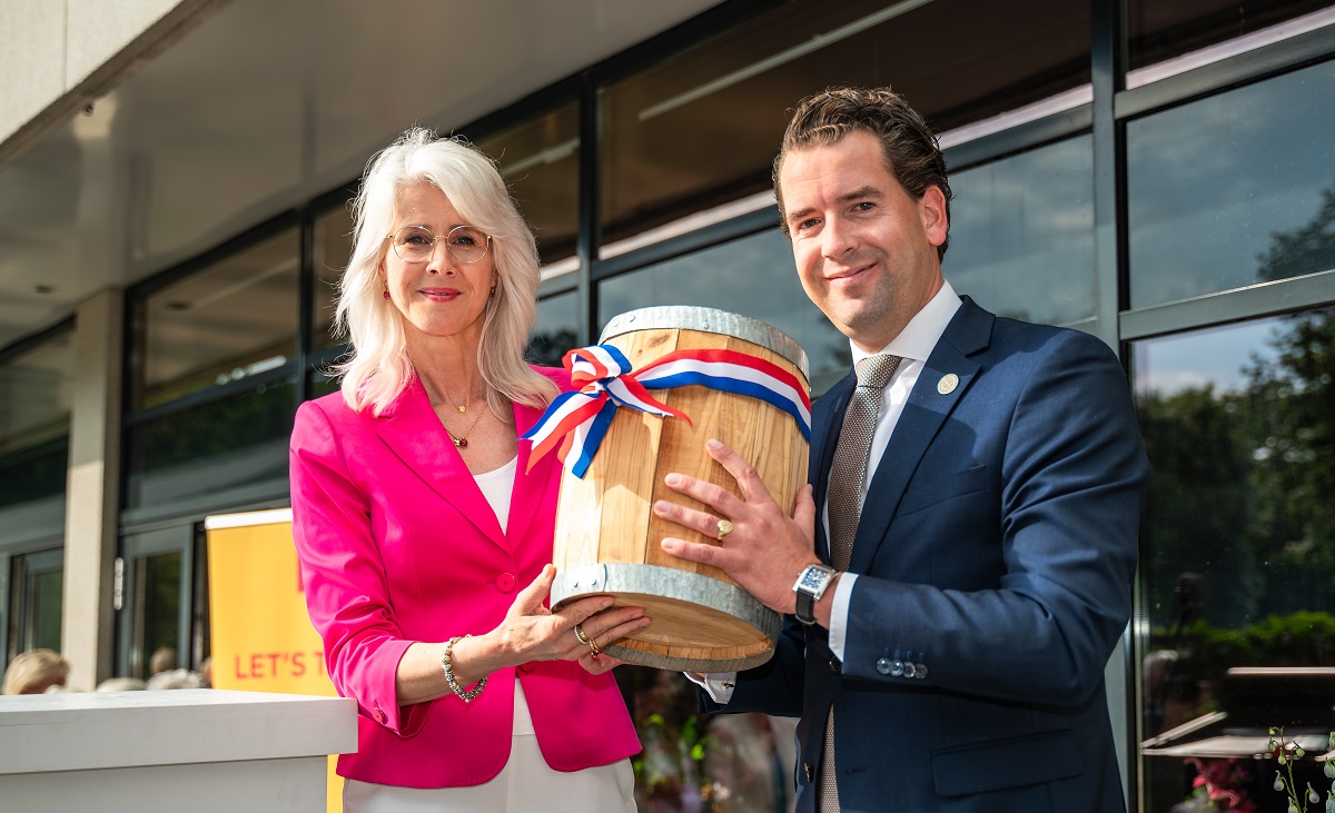 Mona Keijzer ontvangt eerste ‘haringvaasje’ bij Leonardo Royal Hotel Den Haag Promenade