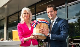 Mona Keijzer ontvangt eerste ‘haringvaasje’ bij Leonardo Royal Hotel Den Haag Promenade