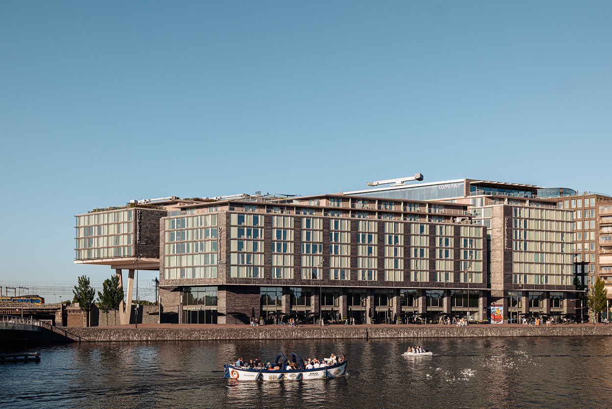 Grootste hotel in Amsterdamse binnenstad stelt welzijnsbudget beschikbaar