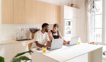 Onderzoek Booking.com legt reisuitdagingen bloot voor de LHBTI+ gemeenschap