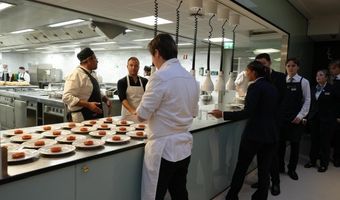 Niven Kunz en studenten ROC Mondriaan koken voor zakenmensen