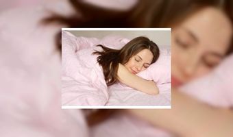 Personeel verwarmt bedden bij Holiday Inn