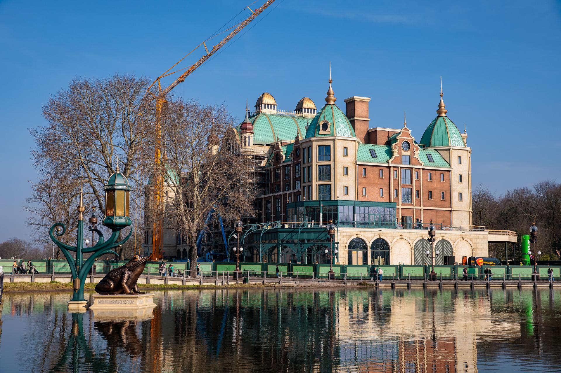 Het is officieel: Efteling-hotel bereikt hoogste punt en deelt openingsdatum