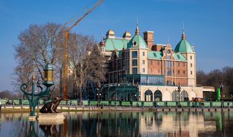 Het is officieel: Efteling-hotel bereikt hoogste punt en deelt openingsdatum