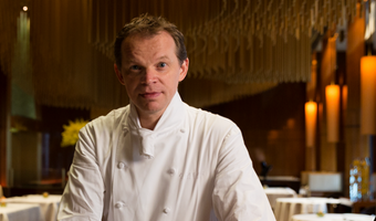 Nederlandse chef Richard Ekkebus ontvangt derde Michelinster bij The Landmark Mandarin Oriental