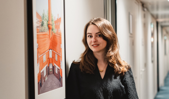 Kunst geïnspireerd op de Amsterdamse School siert Doubletree by Hilton Amsterdam Centraal Station