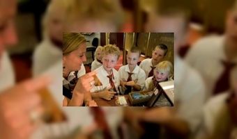 Kinderen achter de incheckbalie van Efteling Hotel