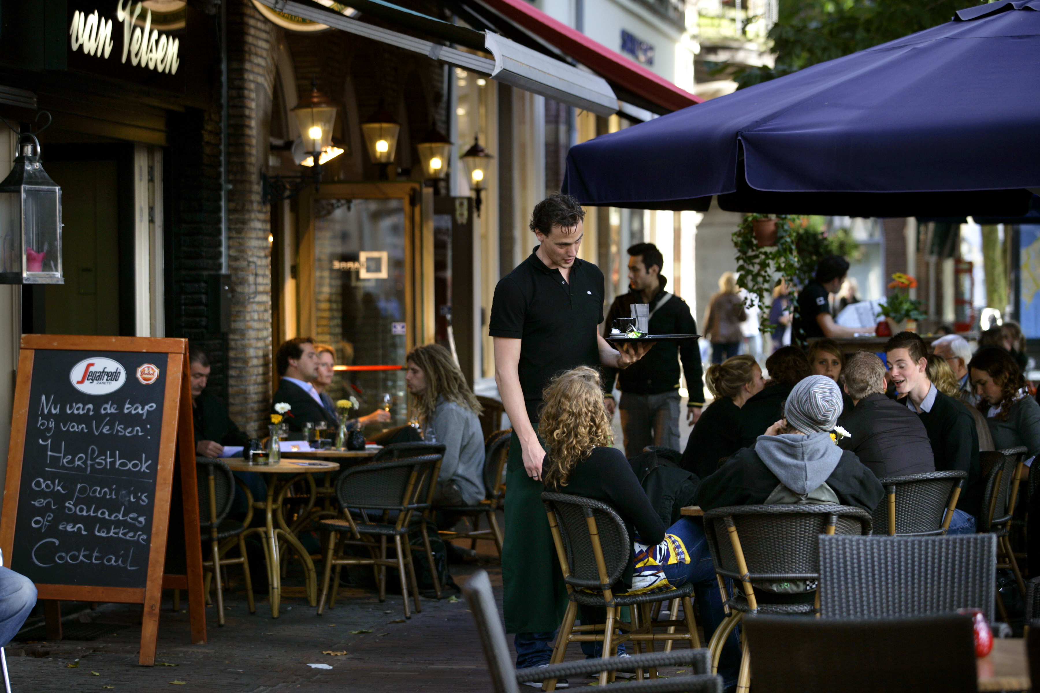 Rabobank ziet gemengd beeld voor horeca: minder aanbod, bedrijven wel steeds groter