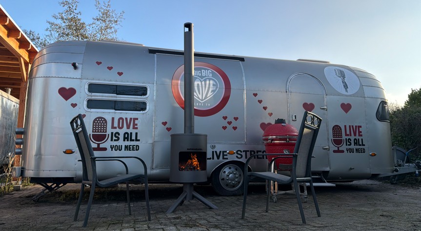 De originele 'All You Need Is Love' caravan is te boeken als B&B