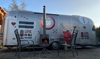De originele 'All You Need Is Love' caravan is te boeken als B&B