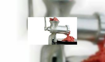 Kok draait gehakt van schoonvader