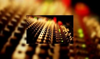 Geluidsman mishandeld met glas