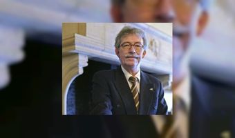 Hazen geeft cheque aan Stichting Shanty