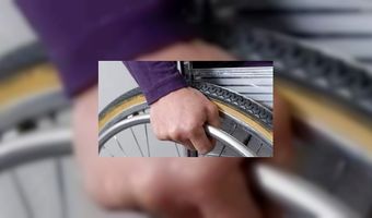 Jongeren in rolstoel uit café gezet