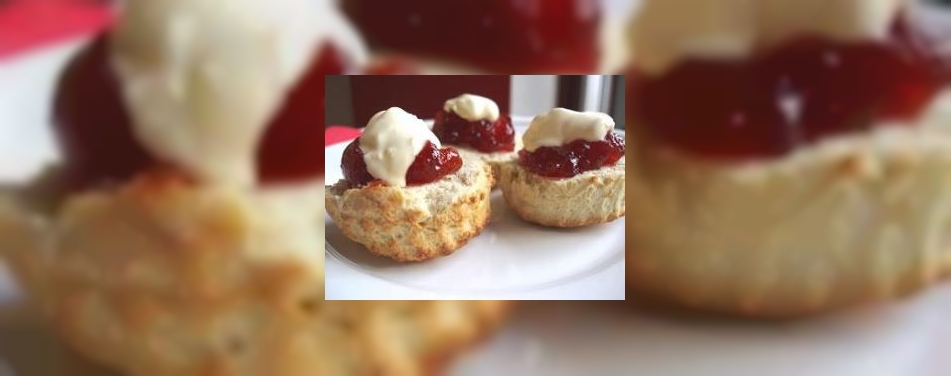 Klassieke scones bij de thee