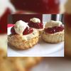 Klassieke scones bij de thee