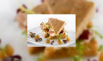 Focaccia met verse roomkaas Italiano en Serrano Ham