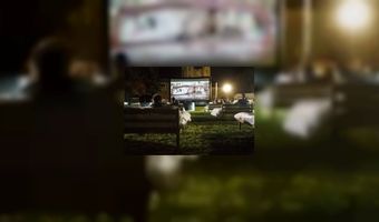 Outdoor bioscoopervaring in een hotelbed